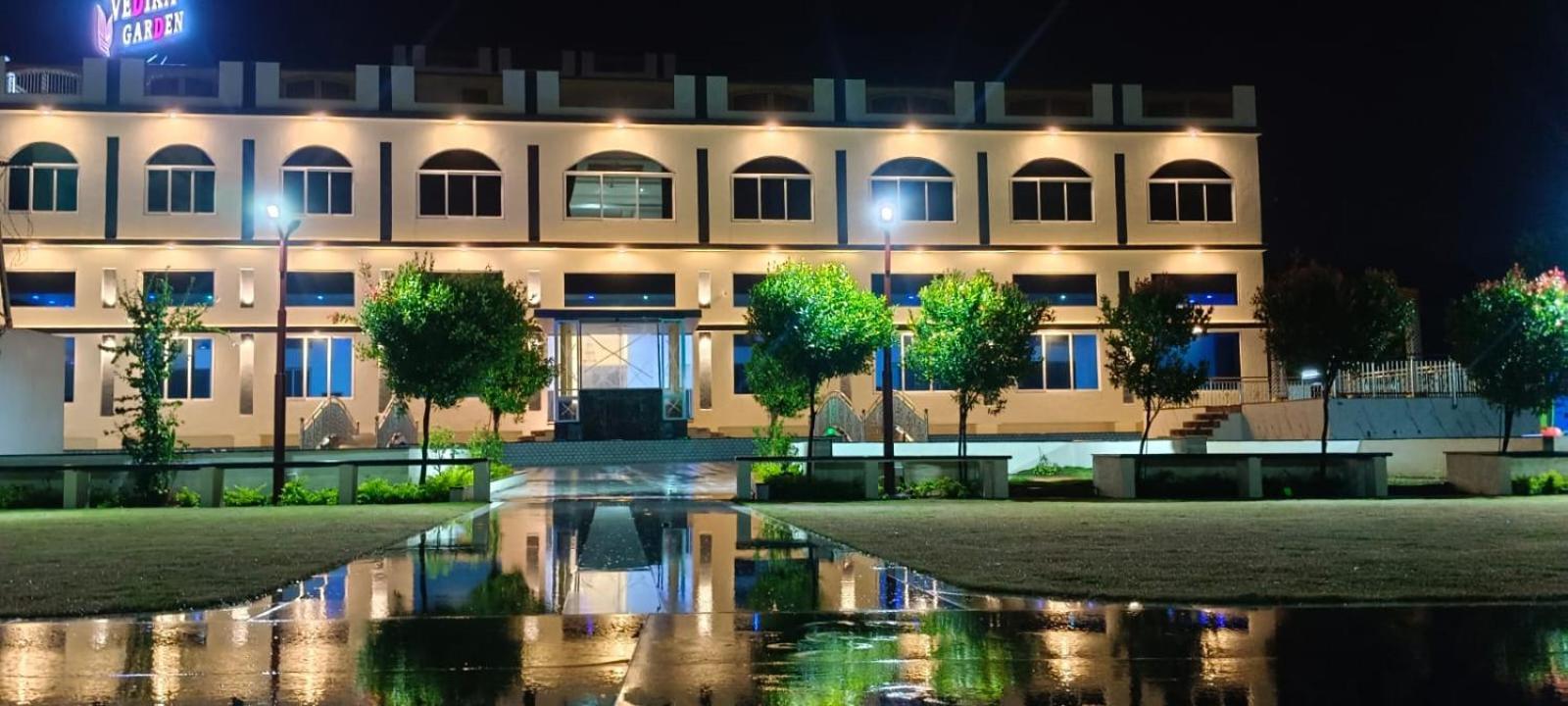 Vedika Garden Hotel Lonavala Exterior foto