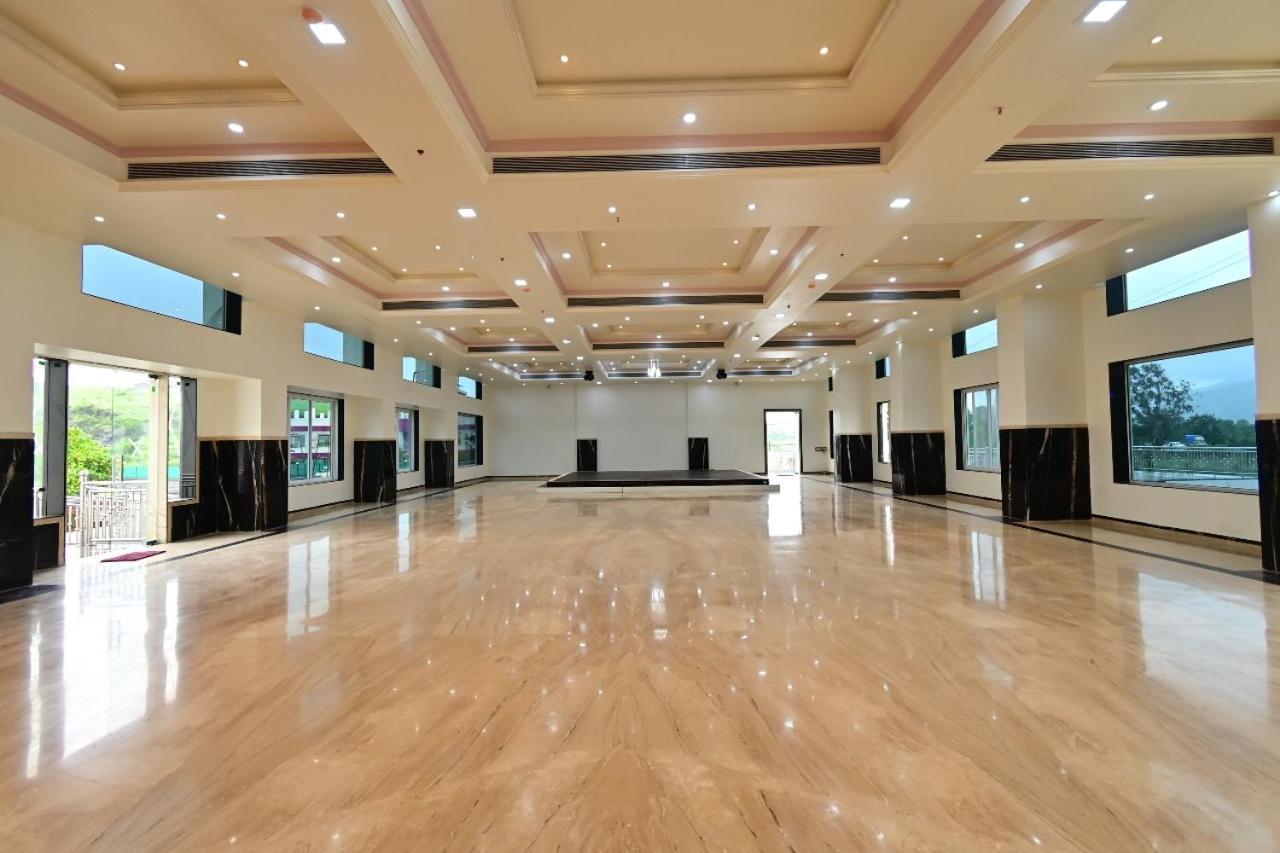 Vedika Garden Hotel Lonavala Exterior foto